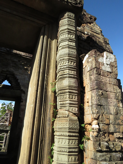 Pre Rup : colonne à motif du gopura est de la 1e enceinte ?