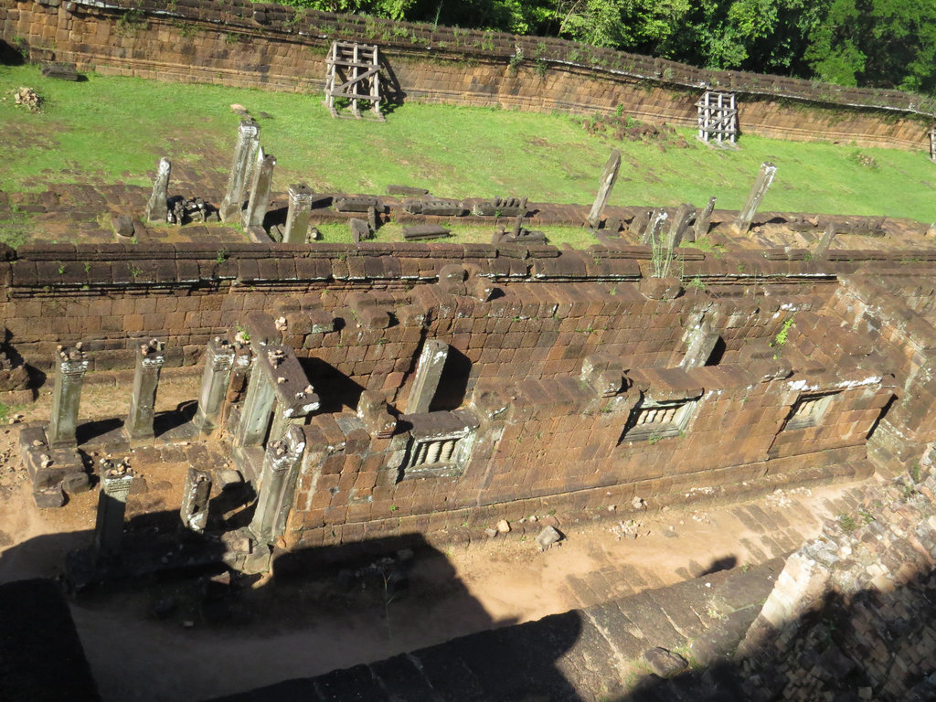 Pre Rup : bâtiments oblongs du côté ouest (2e terrasse).