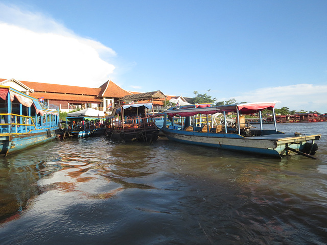 Départ en bateau sur le Tonle Sap.