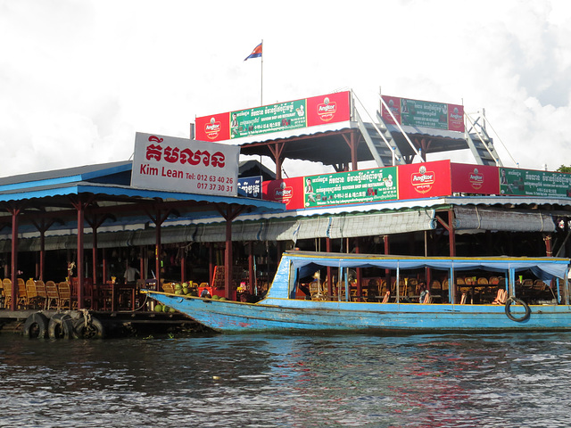 Village flottant : bar/ferme aux crocodiles.