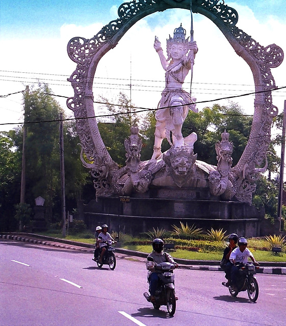 Bali  Roundabout 4a. ©UdoSm