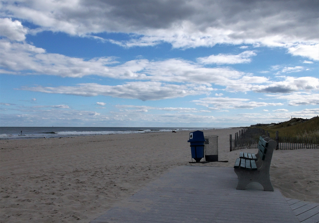 Sand bath bench / Banc de plage par excellence