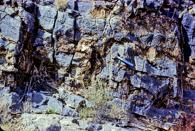 38-styl&chert_in_outcrop_adj