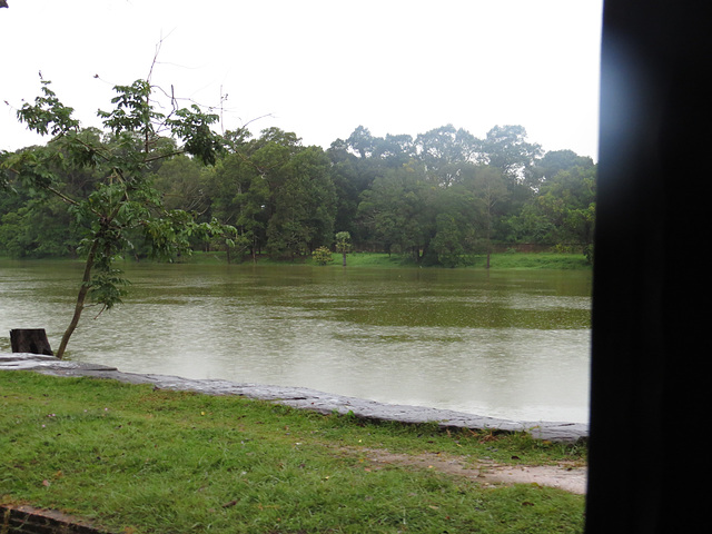 Jeudi 24 octobre : Angkor Vat, douve sud.