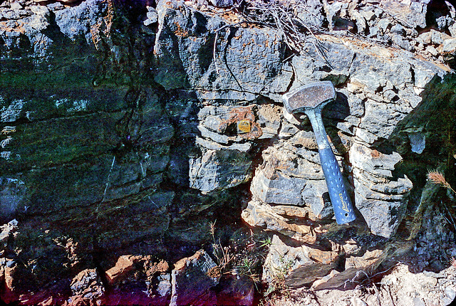 19-chert_sample_in_outcrop_adj