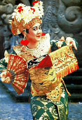 Bali  Batu Bulan, Bilder im Theater bei einem traditionellen Tanz 2. ©UdoSm