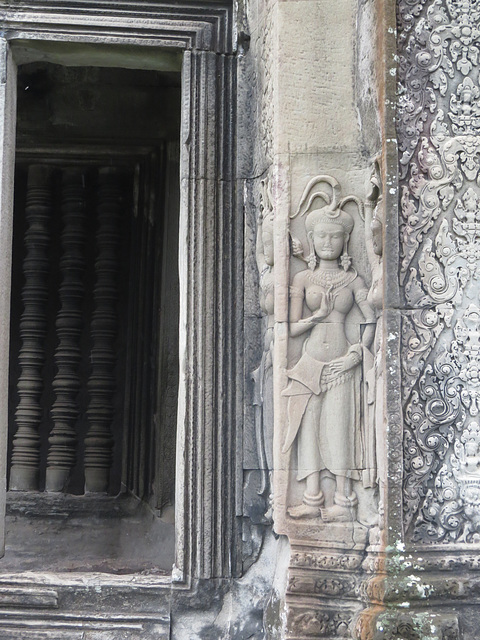 Angkor Vat : Gopura ouest de la 3e enceinte, apsara.