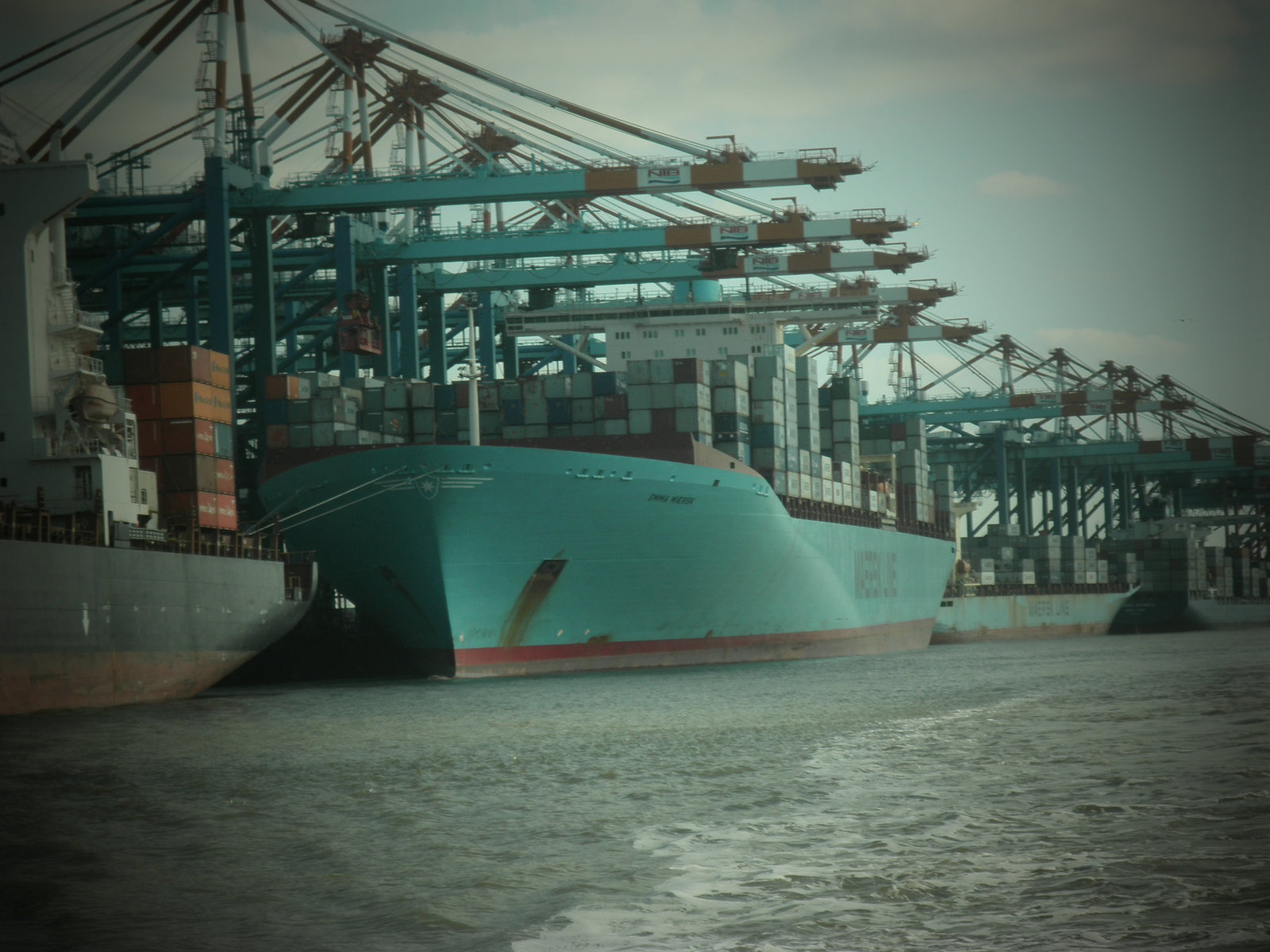 Containerterminal Bremerhaven mit Emma Maersk