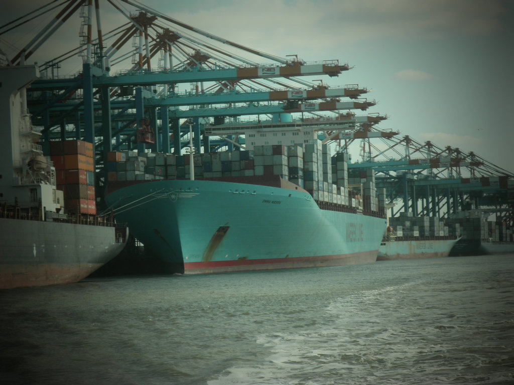 Containerterminal Bremerhaven mit Emma Maersk