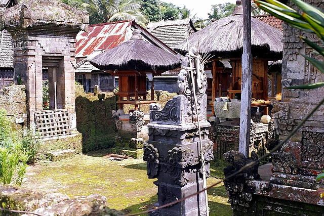 Bali,  Penglipuran, In einem Haus, der religiöse Bereich. ©UdoSm