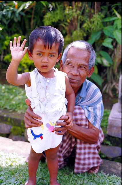 Bali,  Penglipuran, Menschen. 'Hi Langnase'....©UdoSm