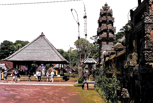 Bali,  Penglipuran, Versammlungshalle und Tempeleingang. ©UdoSm