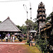 Bali,  Penglipuran, Versammlungshalle und Tempeleingang. ©UdoSm