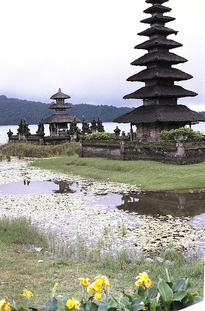 Bali.  Tempel der Dewi Danu, Göttin aller Gewässer. ©UdoSm