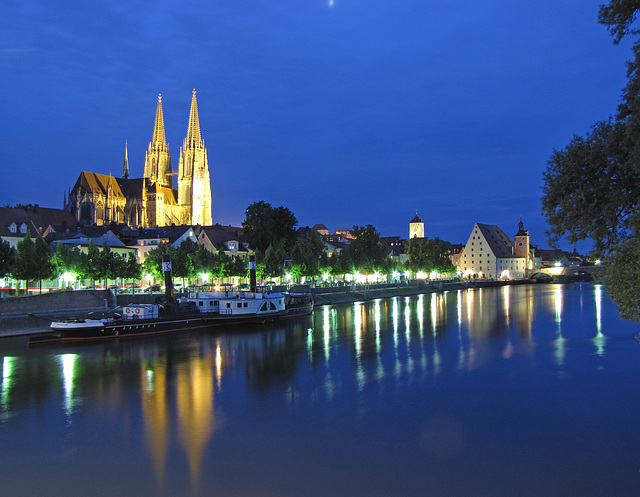 Regensburger Hafenpromenade in der "Blauen Stunde"