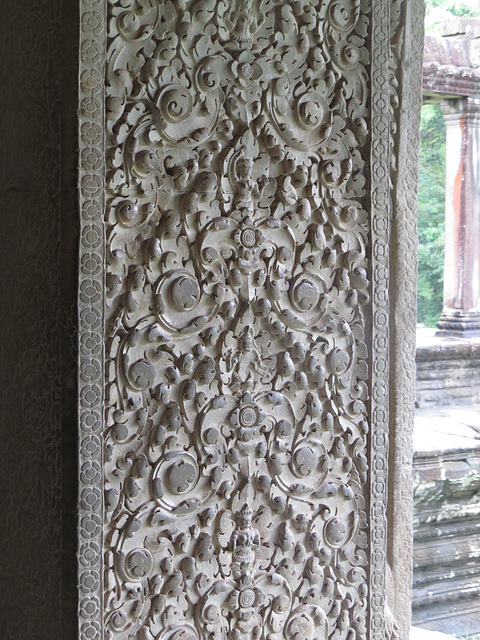 Pavillon du milieu de l'aile sud : décoration du chambranle.