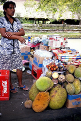 Bali. Strassenhändlerin mit  Stinkfrüchten (Durian)  ©UdoSm