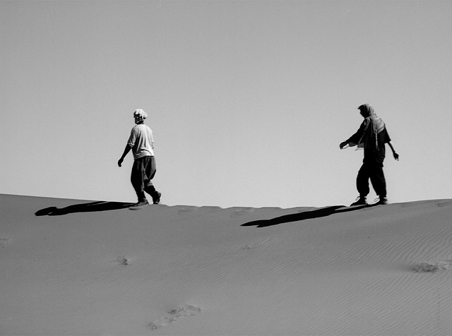 on the crest of the sand dune, Erg Chegaga, Marokko