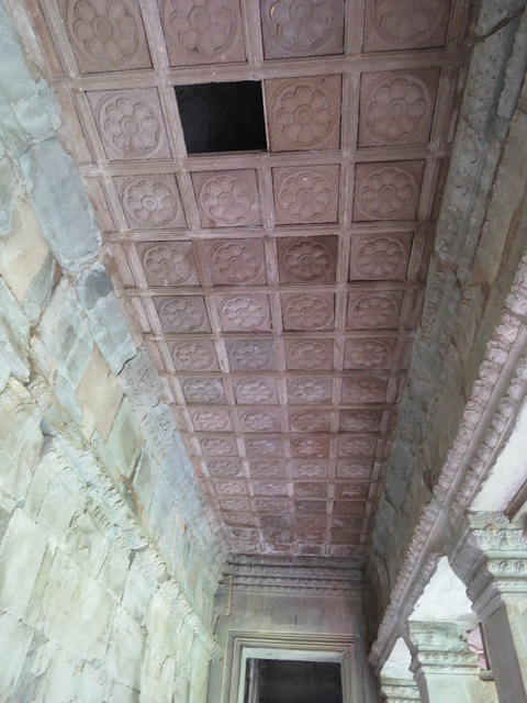 Angkor Vat, galerie "des cieux et des enfers" : plafond à caissons.