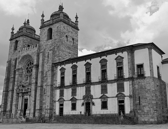 Sé  Cathédrale de Porto Datant du XIIème siècle. Améliorations du XVIIIème .