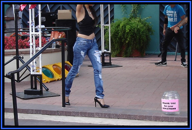 Bud Light Spanish girl in high heels- Recadrage