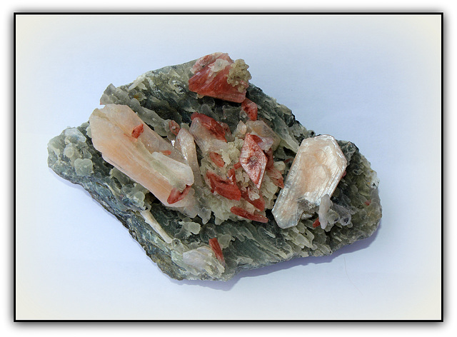 Heulandite rouge + Stilbite rose , Prehnite et calcédoine- Mine de Jalgaon Maharashtra-Inde