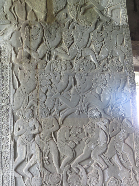 Angkor, pavillon d'angle nord-ouest. Singes batifolant.
