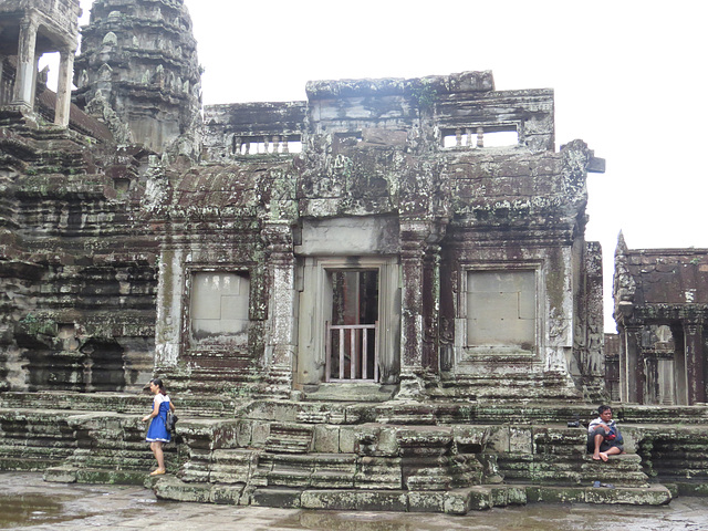 Angkor Vat, cour intérieure de la 2e enceinte : bibliothèque ouest.