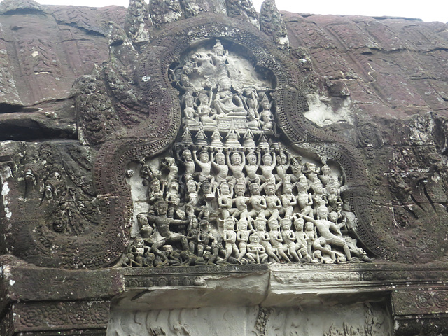 Angkor Vat, cour intérieure de la 2e enceinte : linteau.