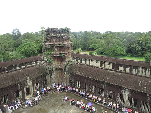 Angkor Vat. Depuis la 1e enceinte.