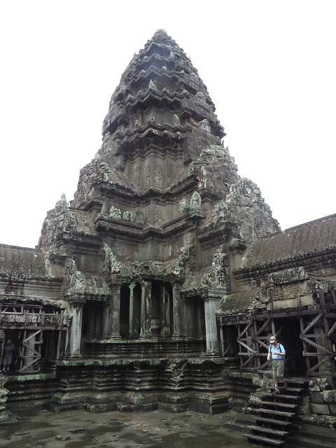 Angkor Vat : tour d'angle de la 1e enceinte.