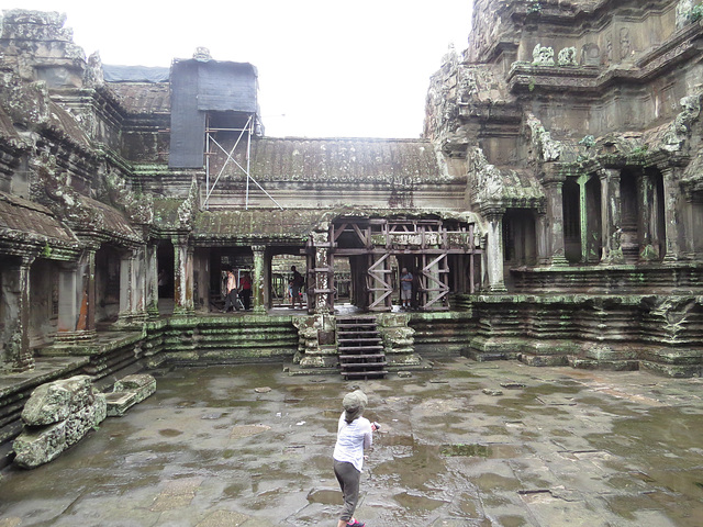 Angkor Vat : cour intérieure de la 1e enceinte.