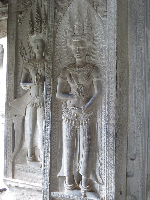 Angkor Vat : asparas de la 1e enceinte.