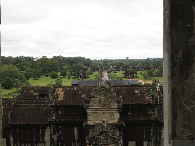 Angkor Vat : l'entrée ouest vue depuis la 1e enceinte.