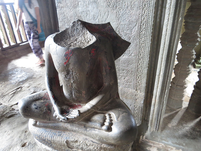 Angkor Vat : bouddha décapité