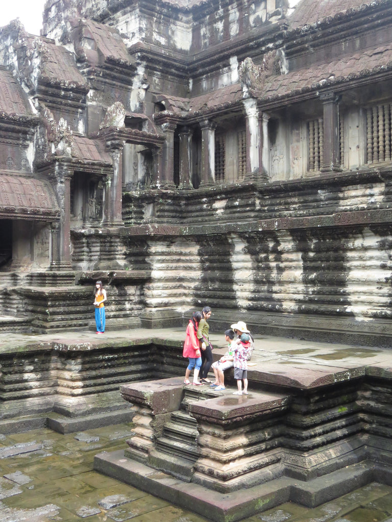 Angkor Vat : console de la 1e enceinte.