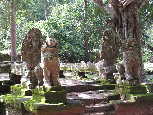 Banteay Kdei : pont de la 3e enceinte.