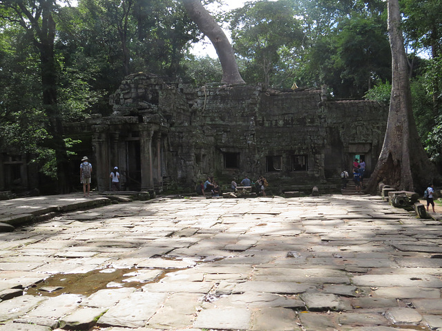 Ta Prohm : gopura ouest de la 4e enceinte (vu de l'extérieur).