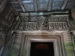 Thommanon : linteau à l'intérieur de la tour-sanctuaire.