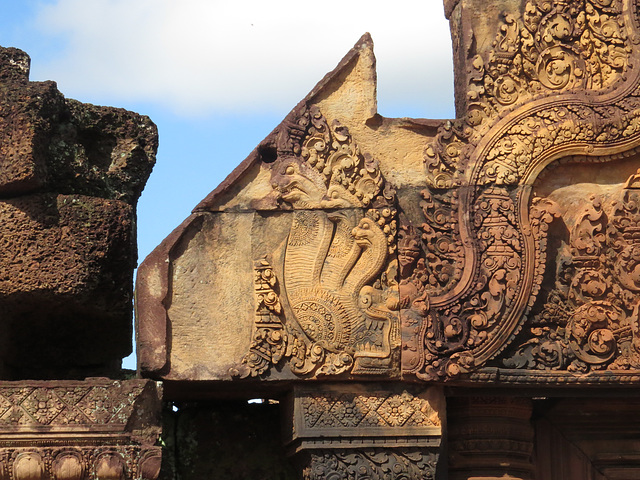 Banteay Srei : Naga à cinq têtes.