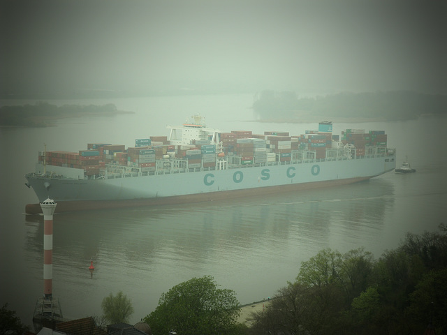 Containerschiff  COSCO Belgium im Nieselregen vor Blankenese