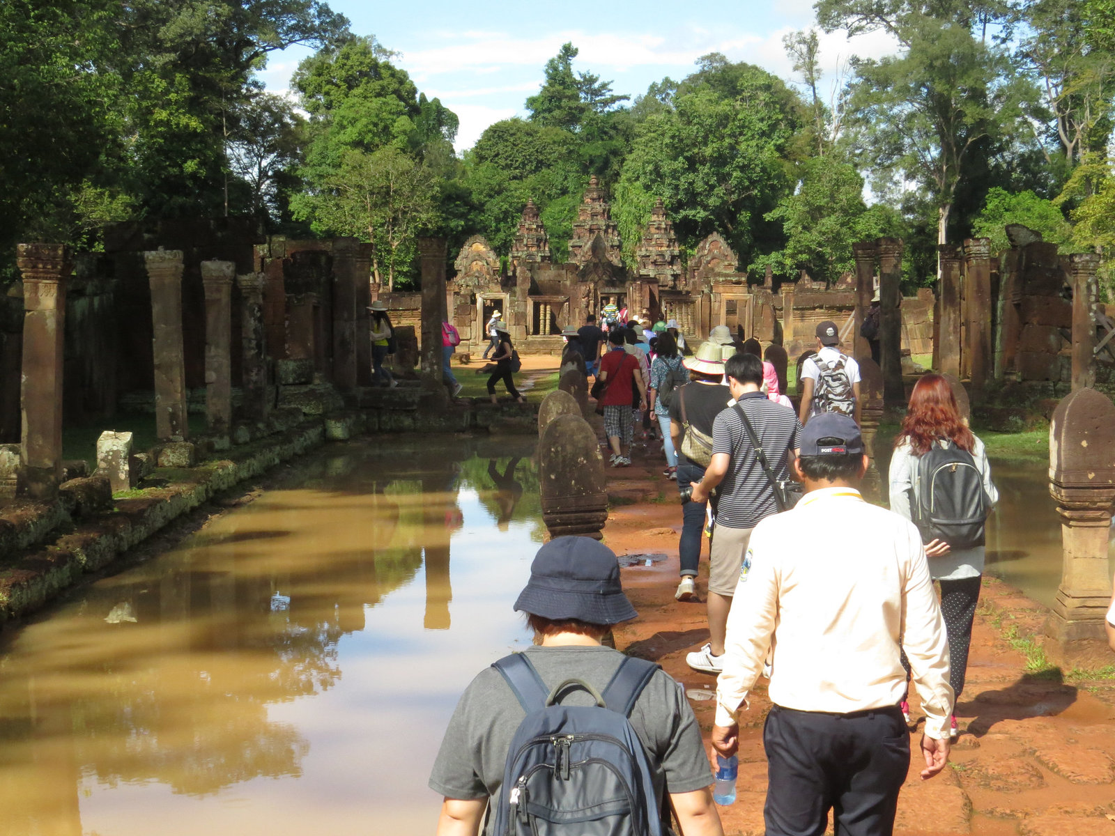 Banteay Srei : allée centrale vers la 3e enceinte.