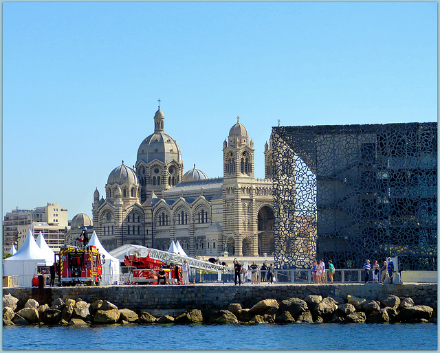 ...exercice des Marins-Pompiers sur l'esplanade de la Major et le Mucem