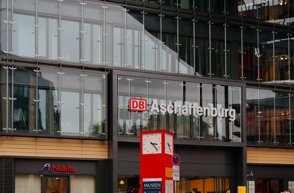 Der Hauptbahnhof - moderne, funktionale Architektur - Main Station - Modern and Functional Architecture