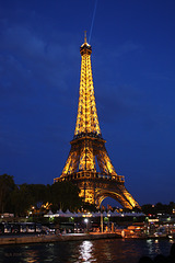 Der Eiffelturm zur Blauen Stunde