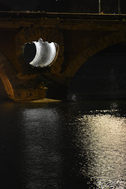 pile de pont éclairée dedans, Toulouse, nuit