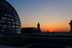 Sonnenuntergang bei der Reichstagskuppel Berlin (© Buelipix)