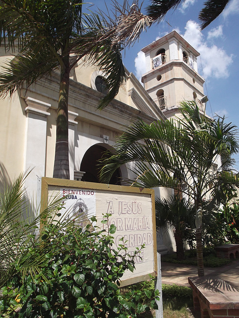 Église cubaine parmi la nature