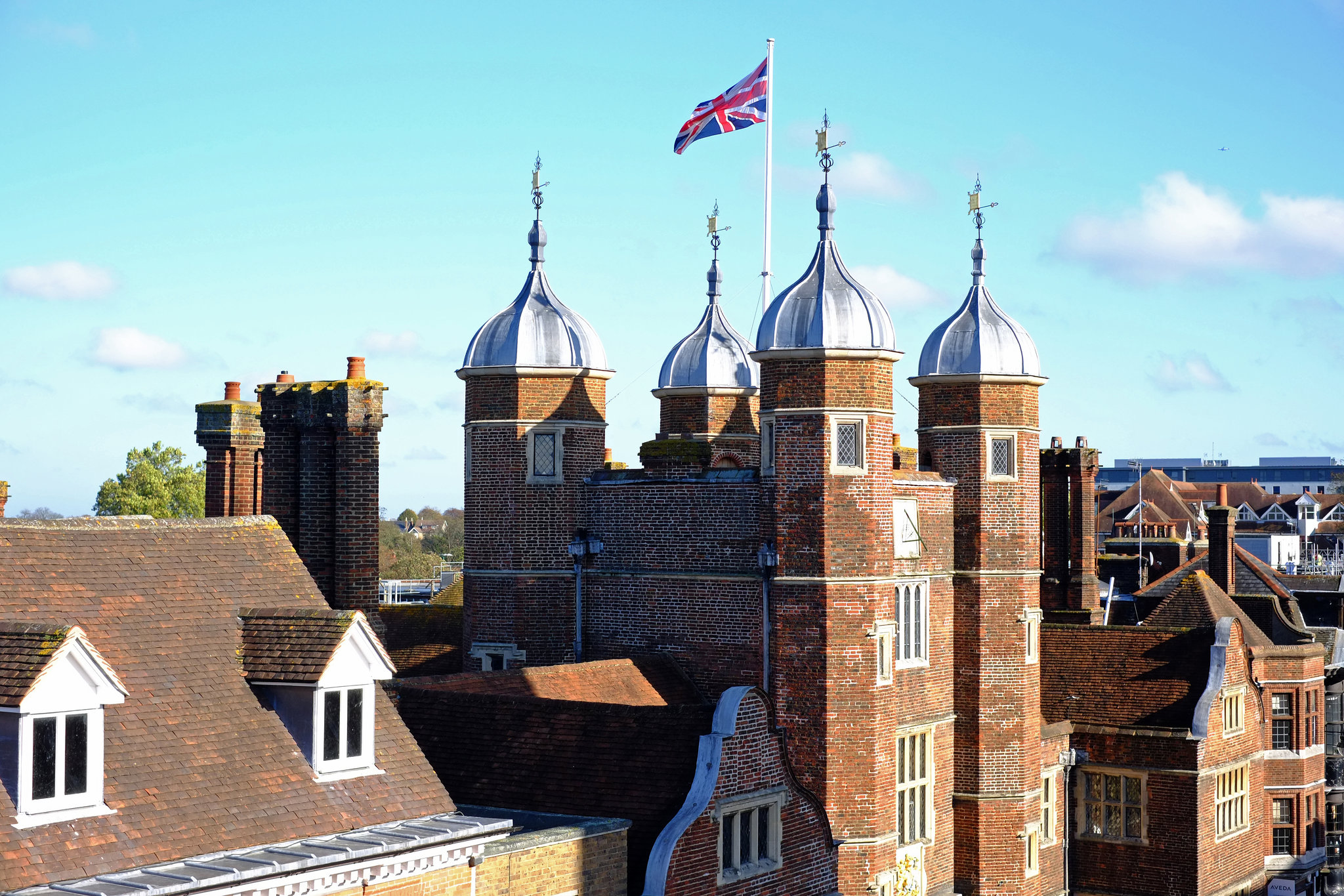 Samyang 300mm Guildford Sundial 1 35mm comparison