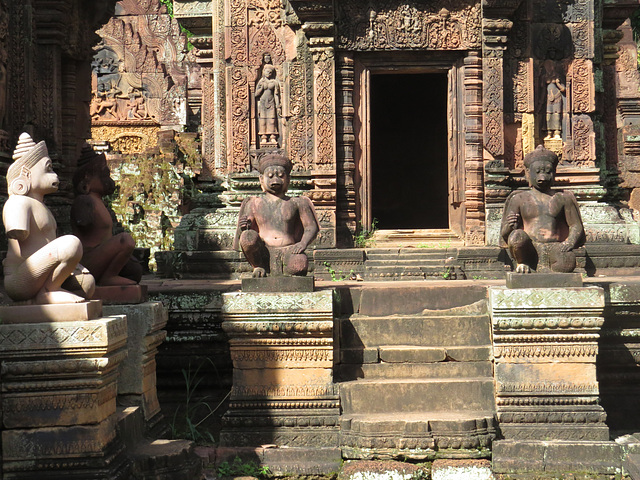 Banteay Srei : les gardiens (détail).